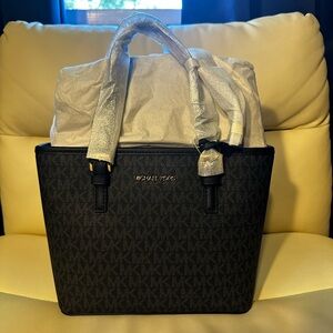 Micheal Kors — Jet Set Travel Top Zip Tote